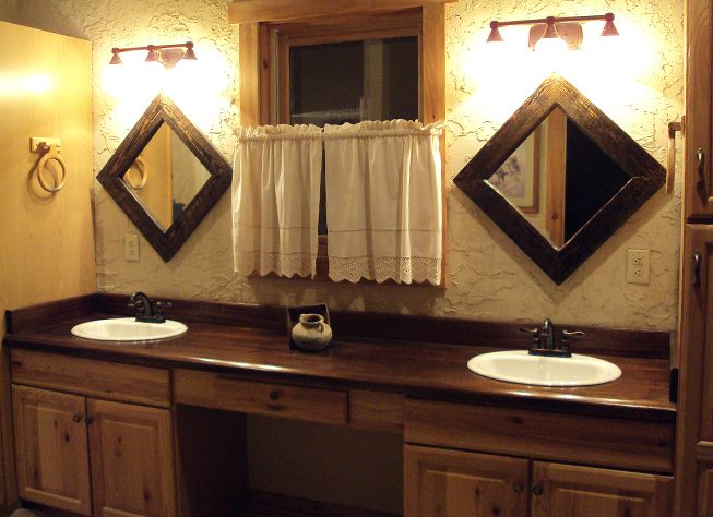 Espelhos de uma casa de banho rústica