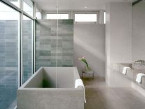 Casa de banho minimalista com luz natural