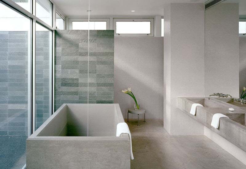 Casa de banho minimalista com luz natural